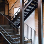 Escalier métallique sur mesure : quelles solutions pour une maison contemporaine